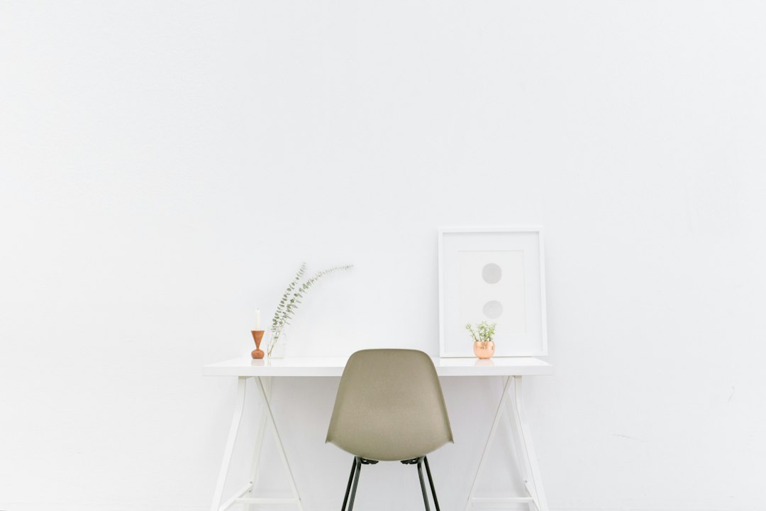 Moderne zakelijke werkplek met bureau