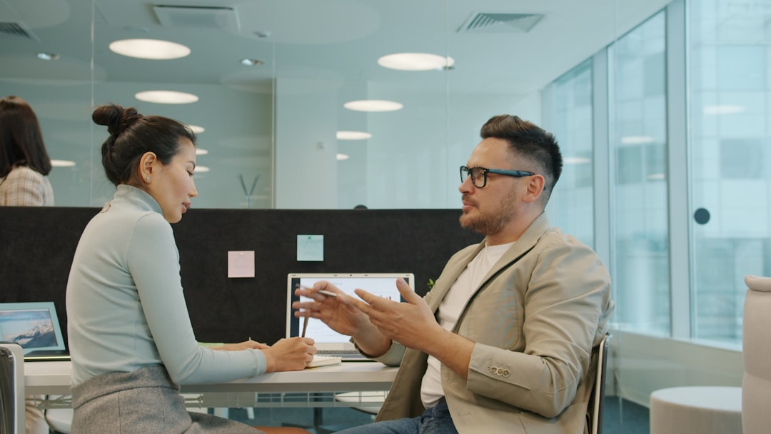 Twee professionals tijdens een zakelijk overleg